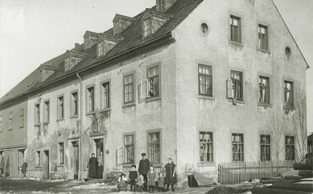 Bild von 1925, das Wohn- und Wirt-
schaftshaus der Familie Paul Nestler.