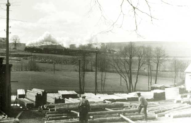 Bild etwa 1930, Das Tal zwischen der Bahn oben
und dem Wasserdurchlaß unten ist nun verfüllt.