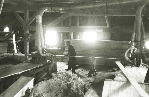 Bild von 1929,
an der Hobelmaschine.