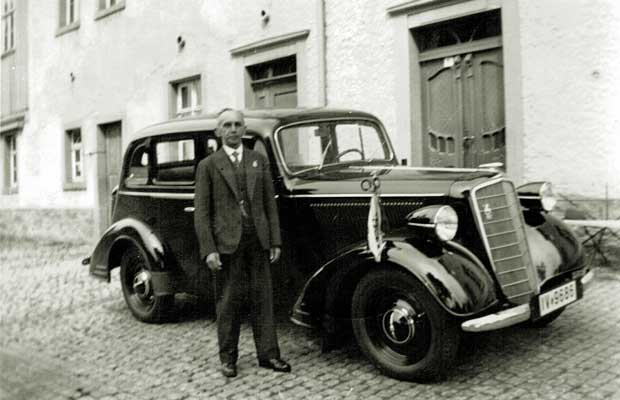 Bild etwa 1931,
Leiter der Schneidmühle
Paul Nestler privat.