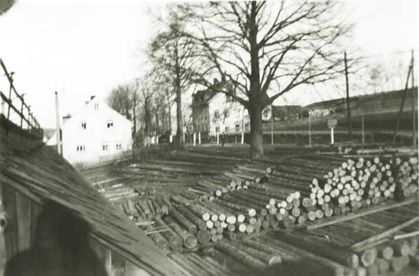 Bild etwa 1929, der Blick geht gegen Sehma.
Links die Tischlerei „Erwin Escher“, rechts
das Haus des Lehrers „Kurt Göbel“.