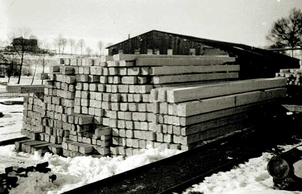Bild von 1930, Balkenholz auf Lager