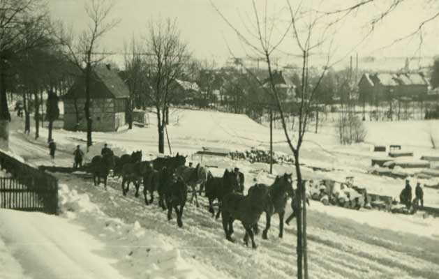 Bild von 1935, das Zehner-
schneepfluggespann beim
Schneeräumen der Straße
oberhalb des Holzplatzes.